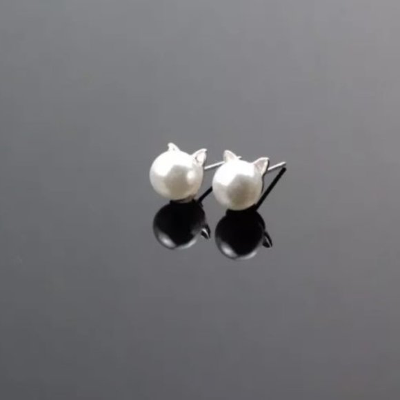 TT-Faux Pearl and Silvertone Cat Ears Earrings - Picture 3 of 4